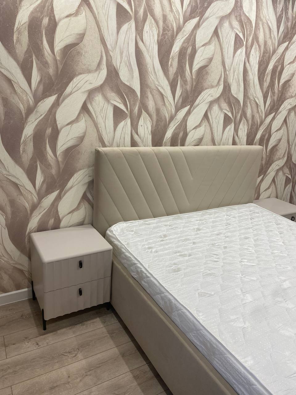 сборка двуспальной кровати с тумбами